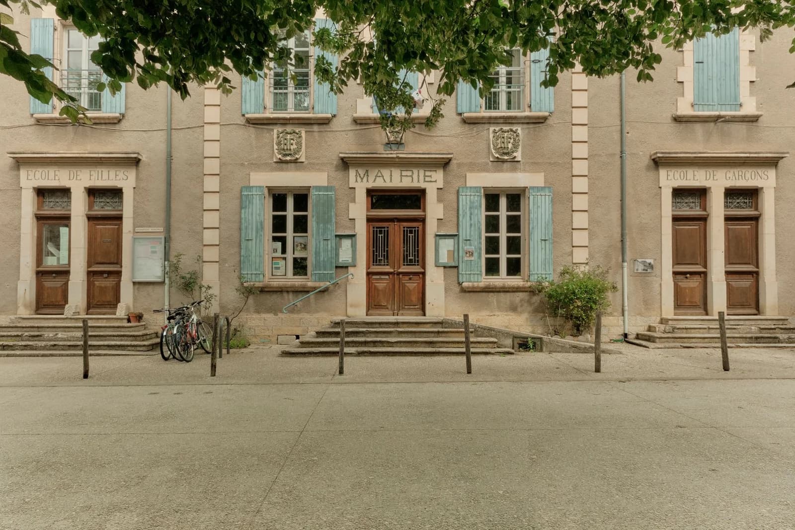 Vélo garé devant le Palais Ducal de Nevers centre-ville
