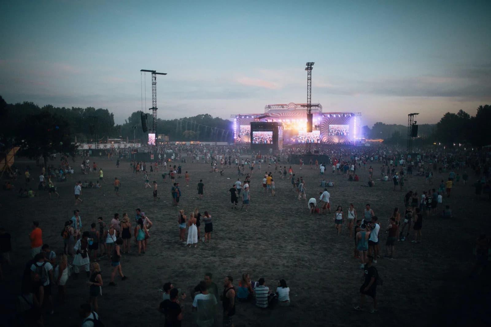 Concert en plein air sur les berges de la Loire à Nevers en été