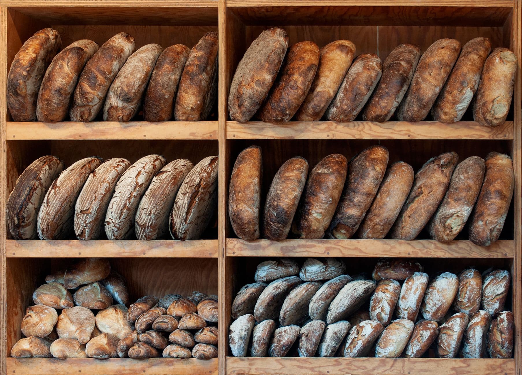 Pains artisanaux sur un comptoir de boulangerie à Nevers