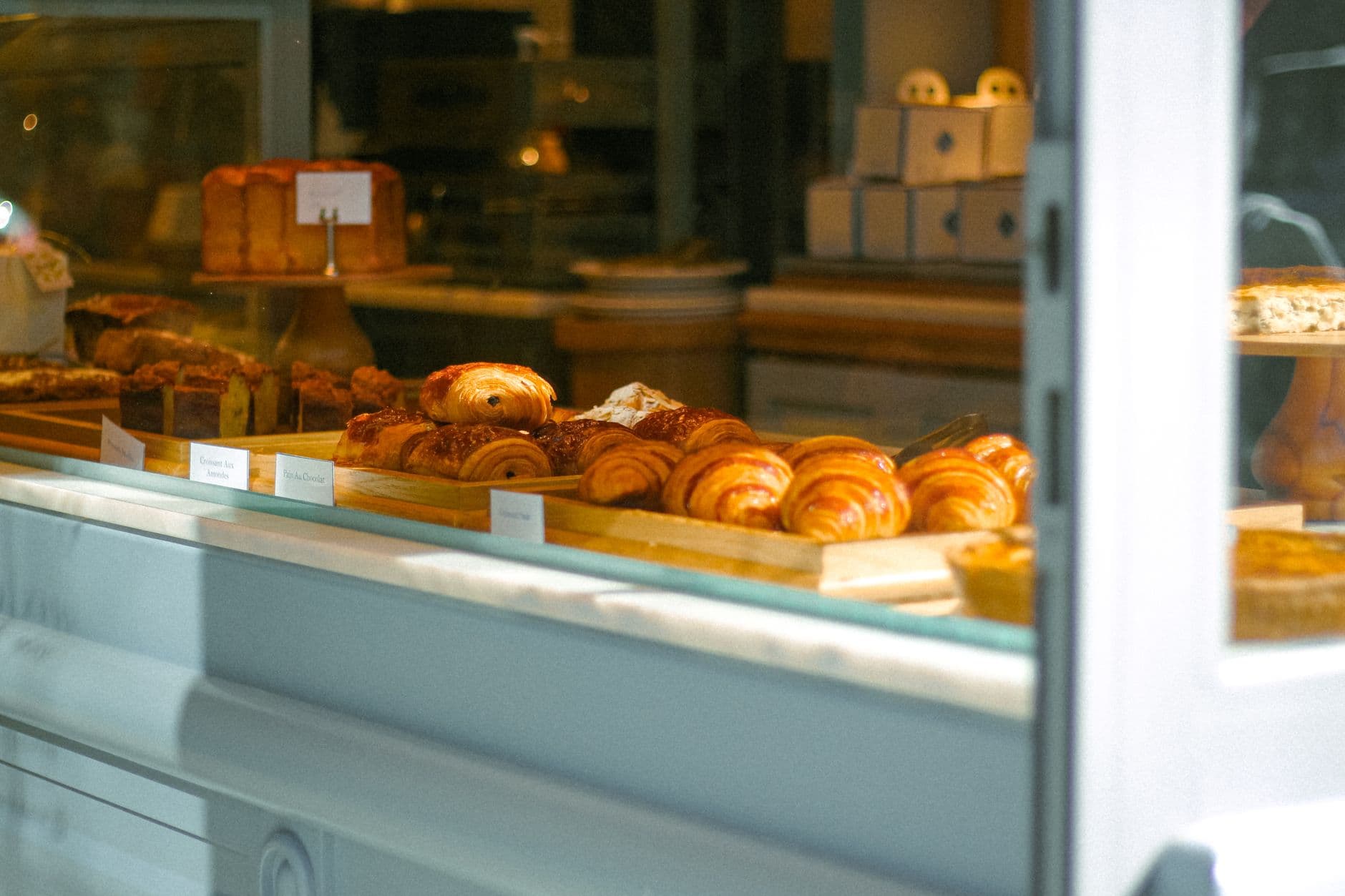 Vitrine de boulangerie française avec viennoiseries et pains exposés