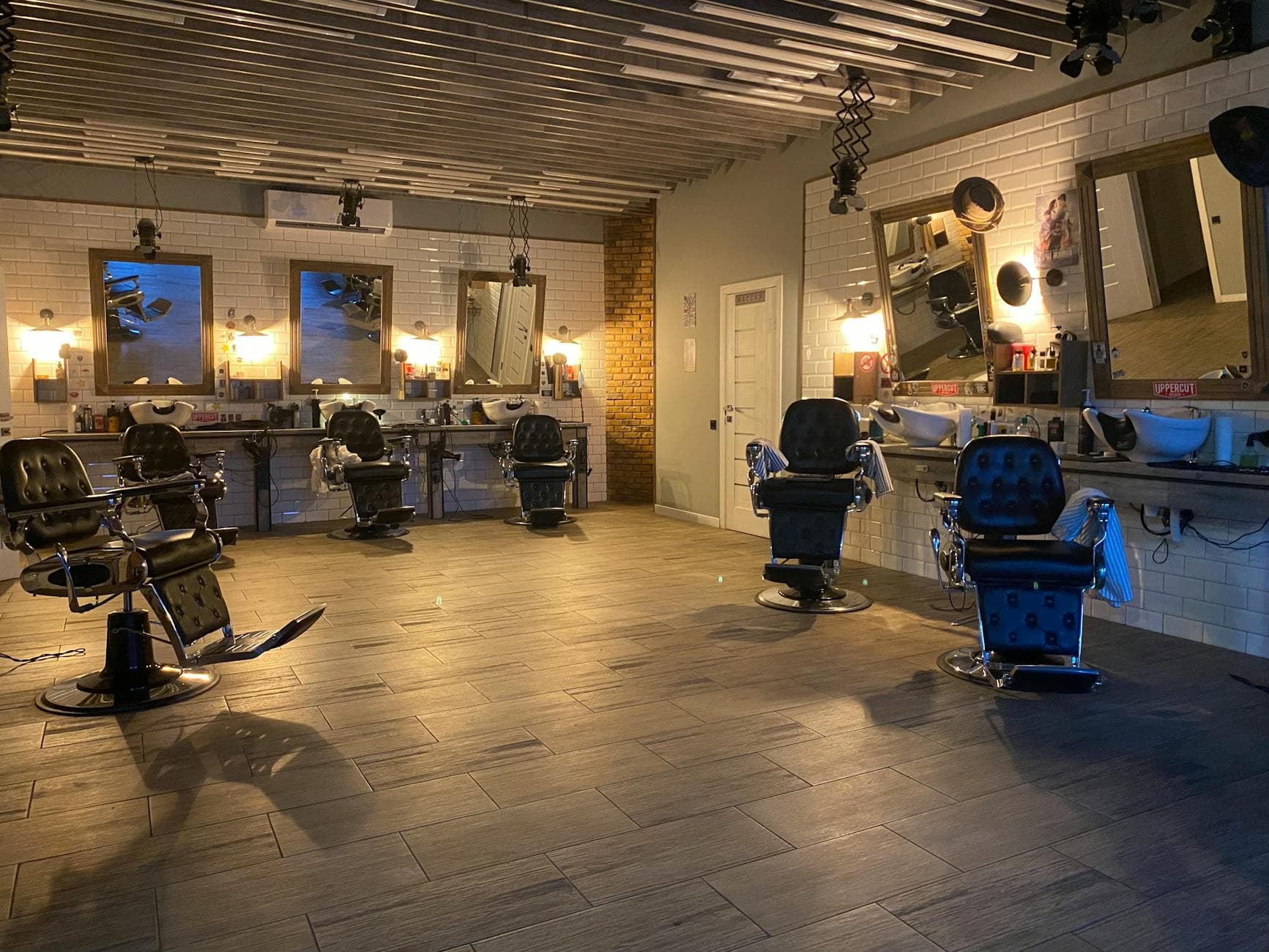 Salon de coiffure moderne avec chaises et miroirs dans une rue de Nevers