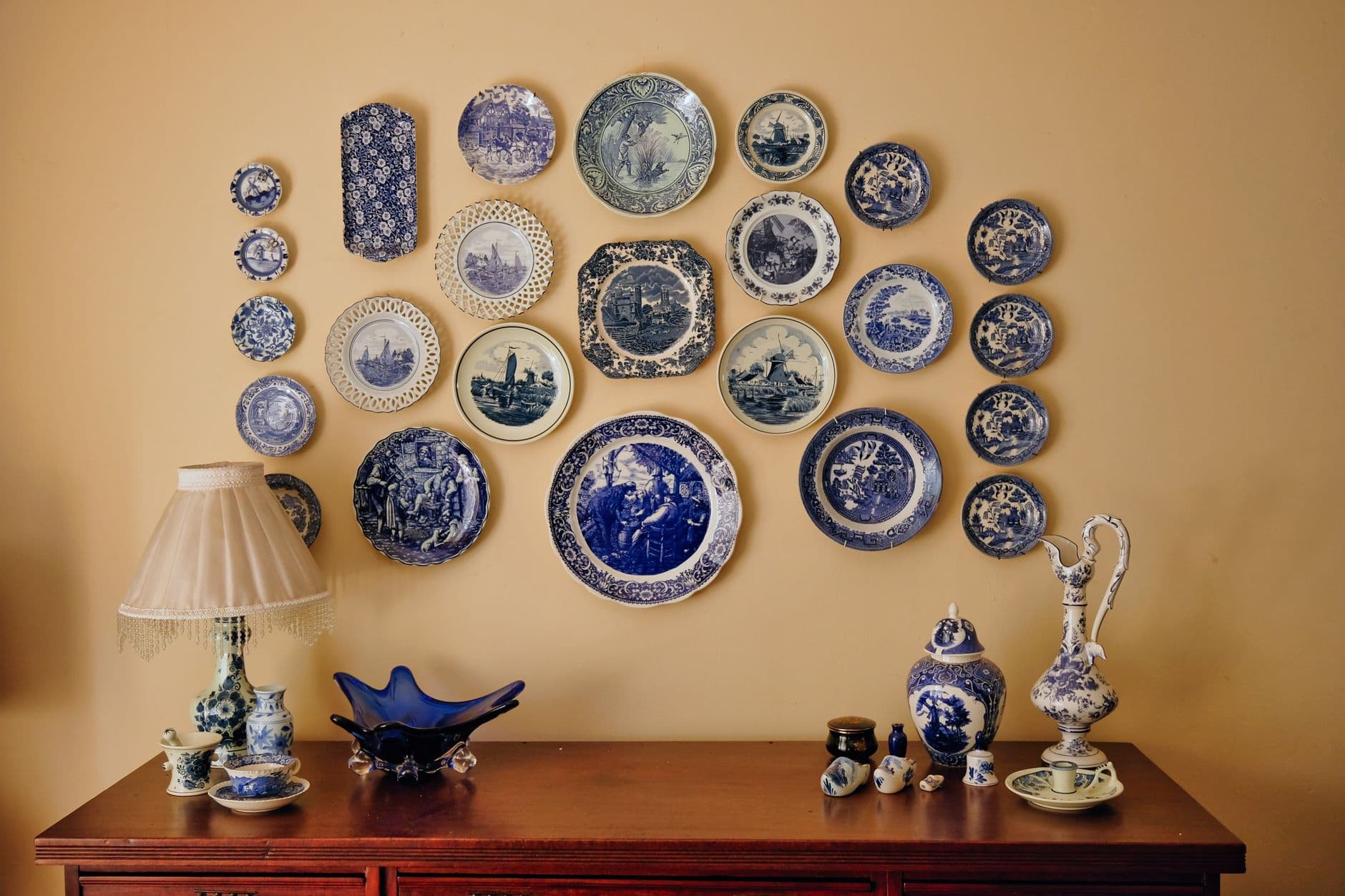 Salle de collections de faïence nivernaise au musée de Nevers
