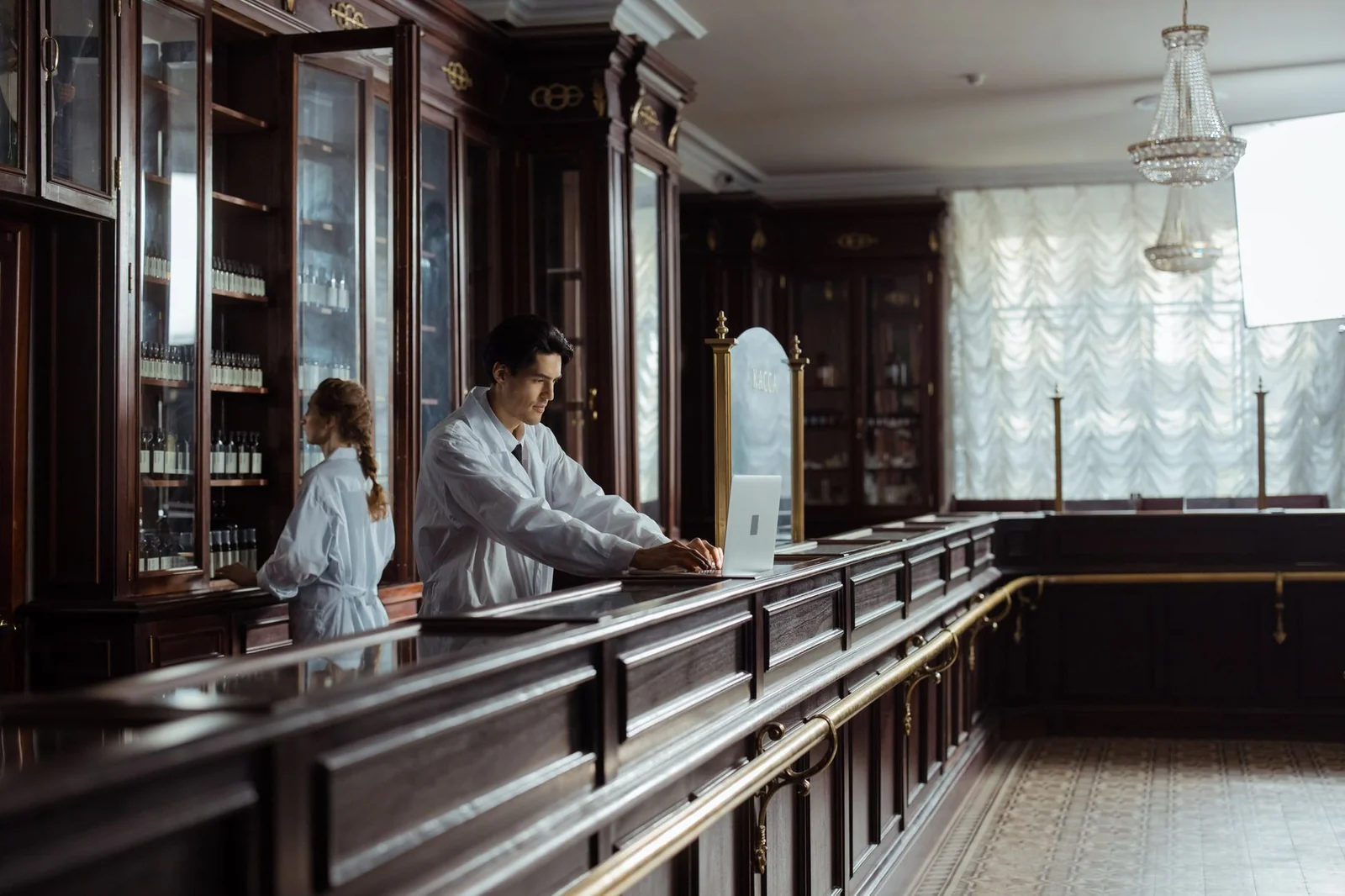 Intérieur d'une pharmacie avec comptoir et étagères de produits