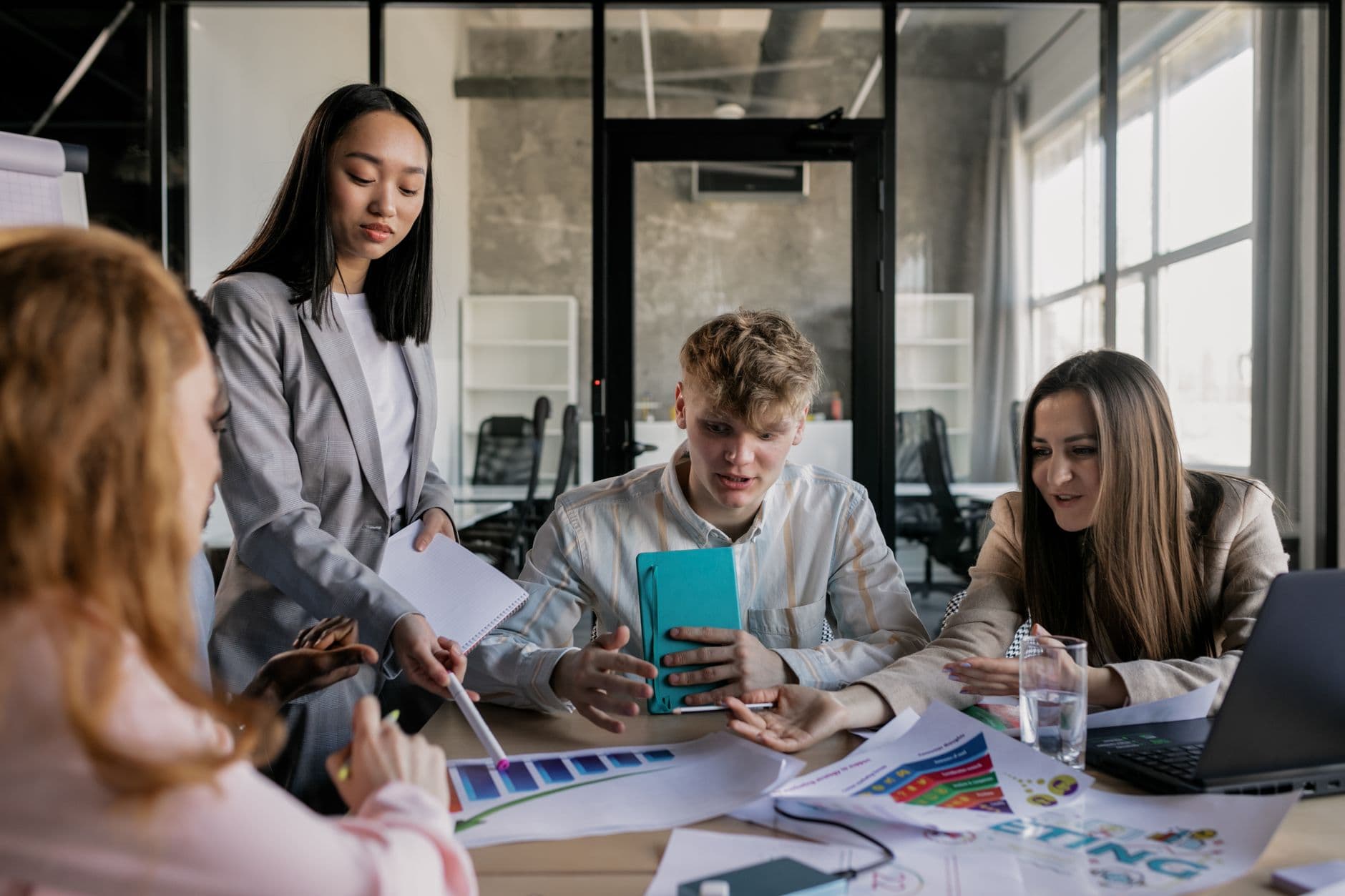 Personne en réunion de travail dans un bureau